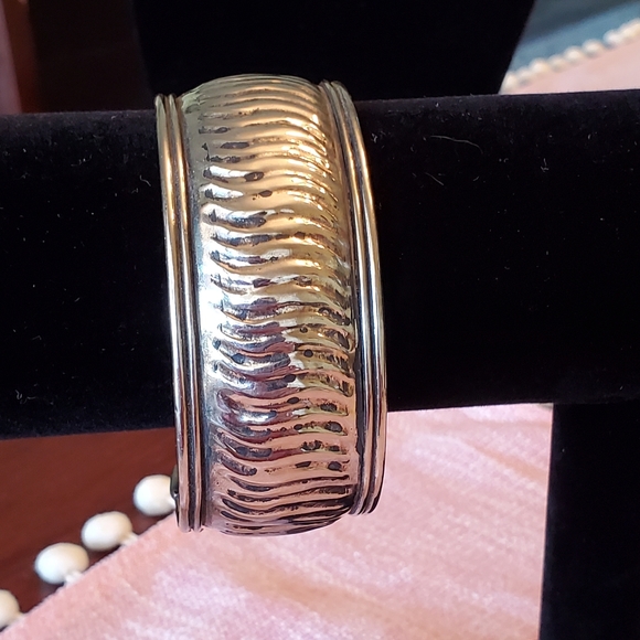Silver Tone Hand Made in India Ribbed Metal cuff - Picture 1 of 6